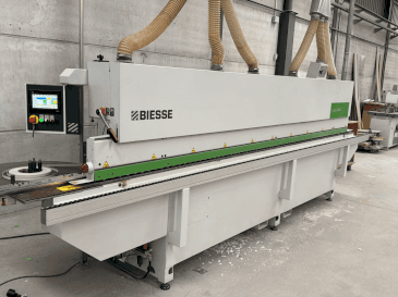 Vue de face de la machine BIESSE Jade 240