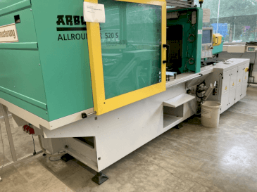 Vue de face de la machine Arburg Allrounder 520S-1600-400