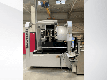 Vue de face de la machine Sodick SL600Q