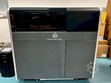 Vue de face de la machine 3DSYSTEMS projet 2500 plus