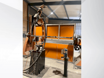 Vue de face de la machine KUKA KR8 R2100-2 arc HW