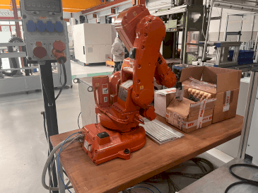 Vue de face de la machine ABB IRB 140 M2000