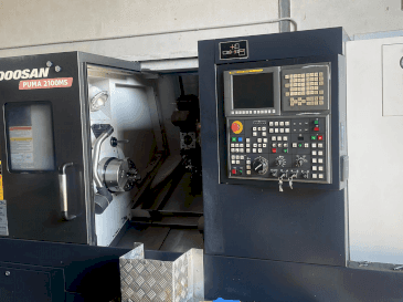 Vue de face de la machine DOOSAN PUMA 2100MS