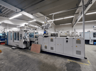 Vue de face de la machine Krauss Maffei 800-6100 MX