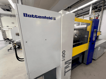 Vue de face de la machine Battenfeld TM 1600/1000