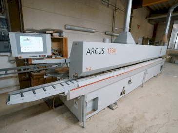 Vue de face de la machine HOLZHER ARCUS 1334 FV2