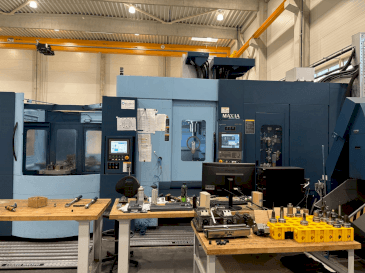 Vue de face de la machine Matsuura MAM72-70V