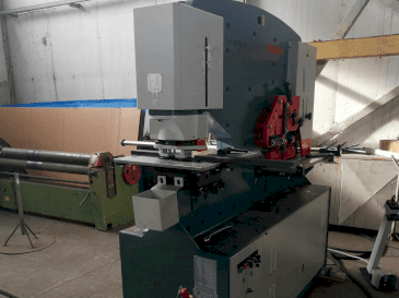 Vue de face de la machine Durma IW 80/150 BTD