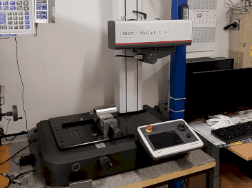 Vue de face de la machine MAHR MarSurf CD 140