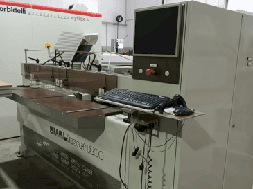 Vue de face de la machine OMAL Insert 1300