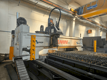 Vue de face de la machine FICEP GEMINI G32 HPE