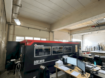 Vue de face de la machine AMADA LCG-3015