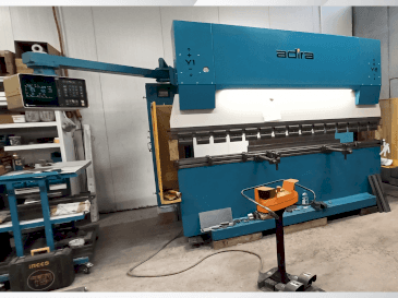 Vue de face de la machine ADIRA QIH-11030 DNC CR