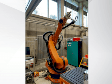 Vue de face de la machine KUKA KR 240-2 2000
