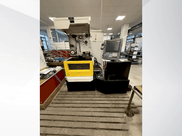 Vue de face de la machine FANUC Robocut alpha-C400iB