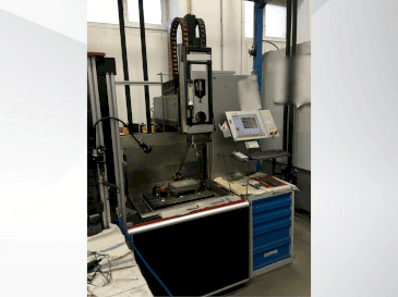 Vue de face de la machine Exeron EDM 310 MF20