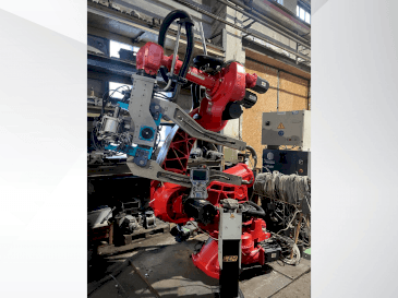 Vue de face de la machine COMAU C4G