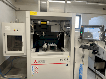 Vue de face de la machine Mitsubishi SG12S