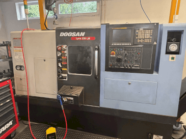 Vue de face de la machine DOOSAN LYNX 200 LM