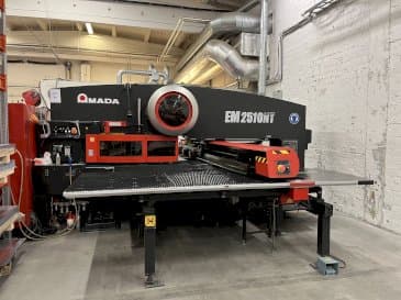 Vue de face de la machine AMADA EM2510NT