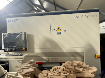 Vue de face de la machine SCM DMC SYSTEM