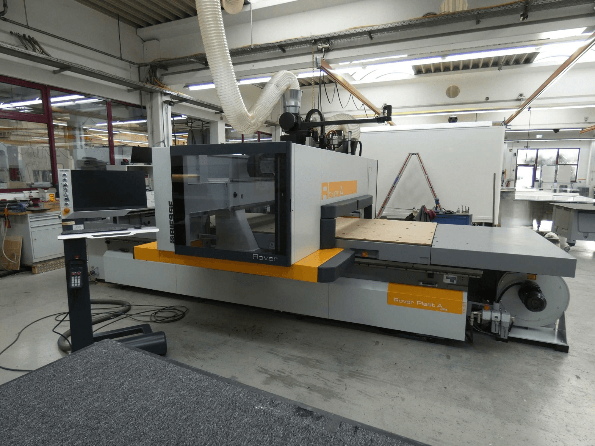 Vue de face du centre d'usinage CNC BIESSE ROVER PLAST A FT 1224, avec l'écran et le panneau de commande visibles.