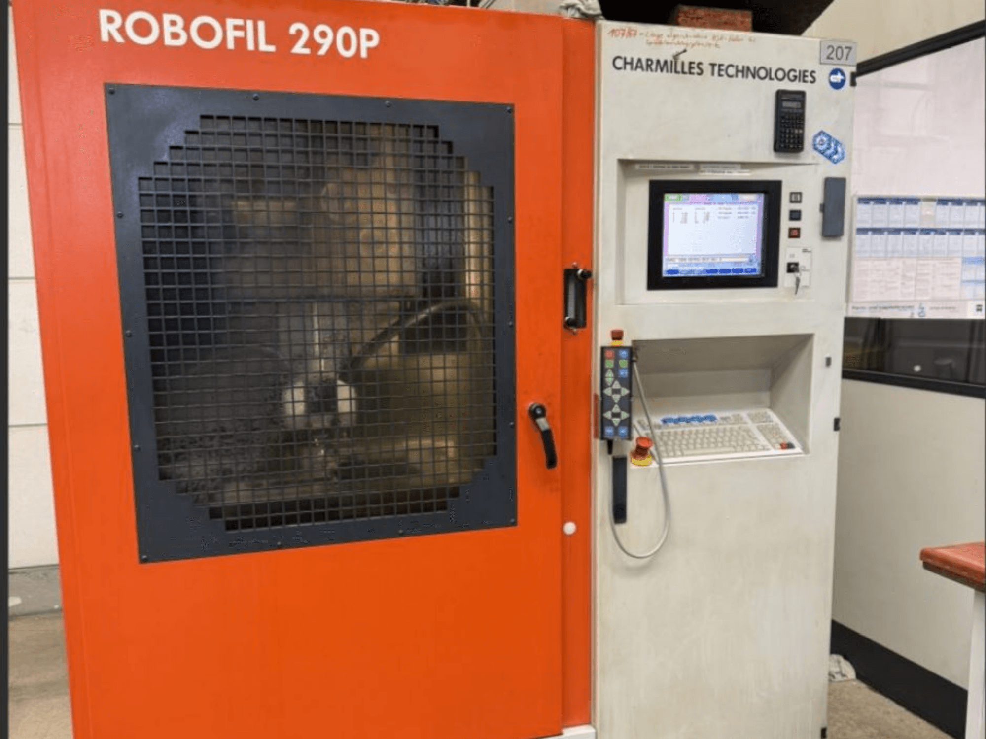 Vue de face de la machine d'électroérosion à fil CHARMILLES TECHNOLOGIES Robofil 290P avec panneau de commande et zone de travail grillagée.
