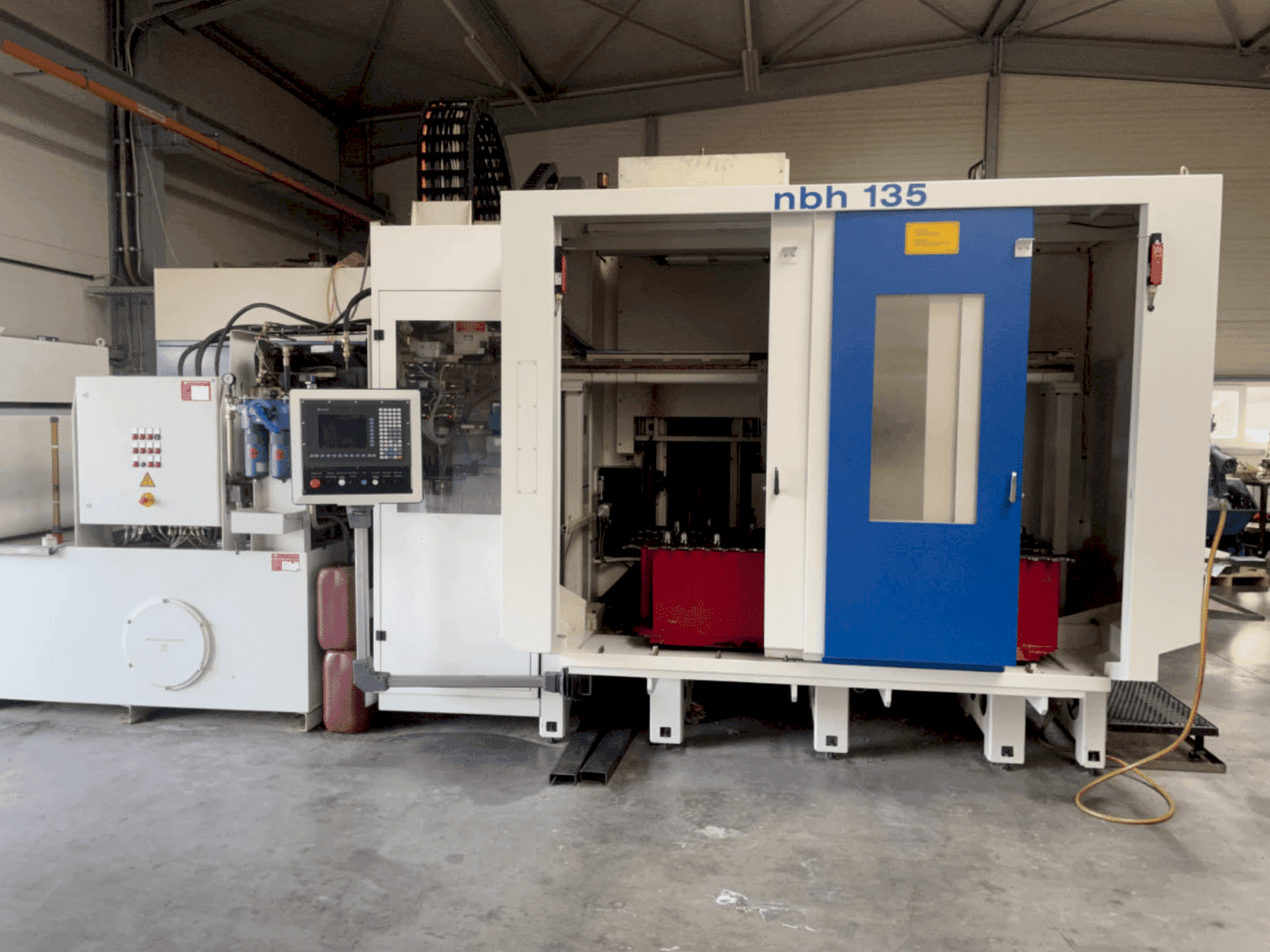 Vue de face de la machine HULLER HILLE NBH 135 Speed