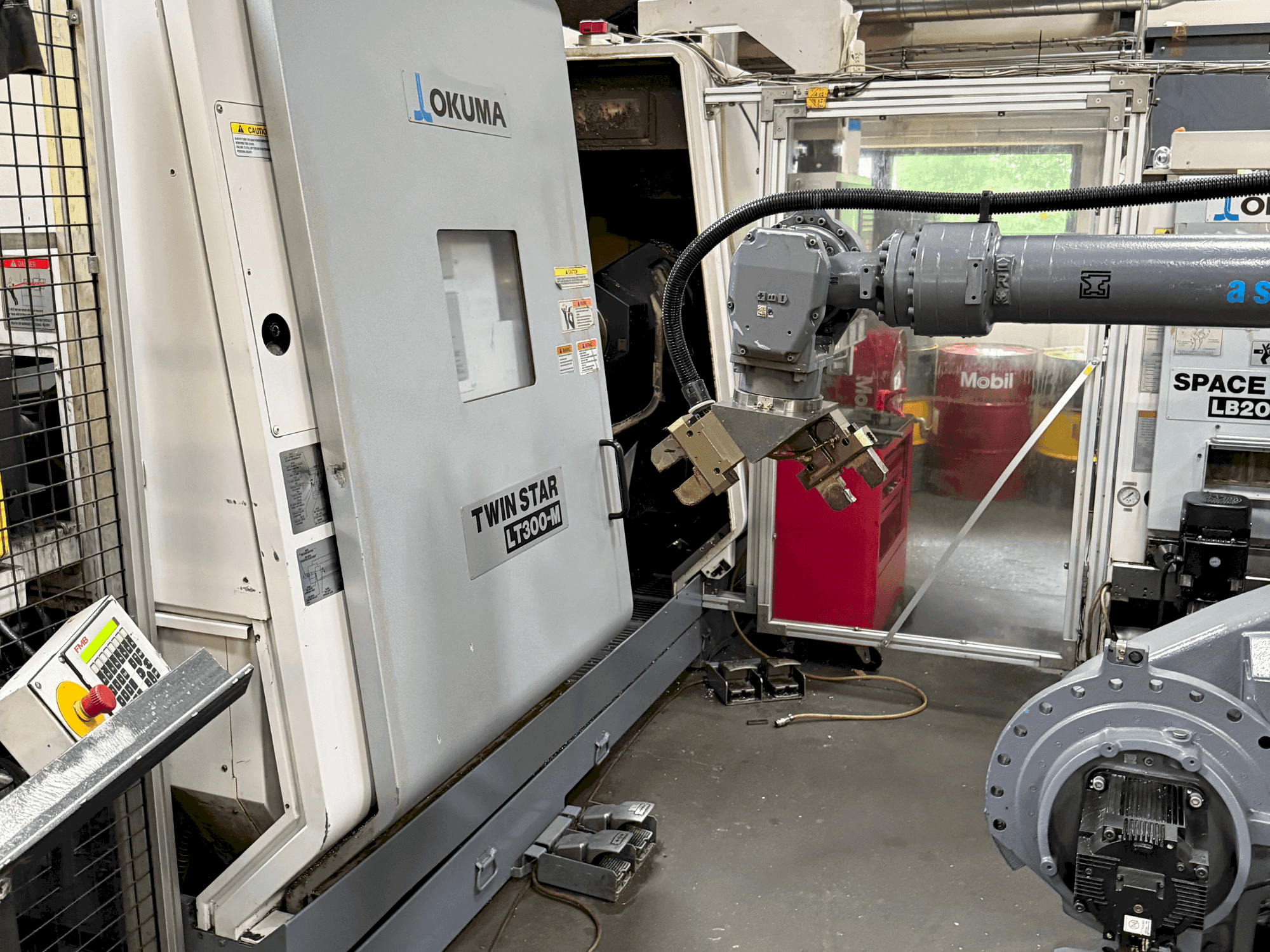 Vue de face de la machine Okuma Twinstar LT300-M