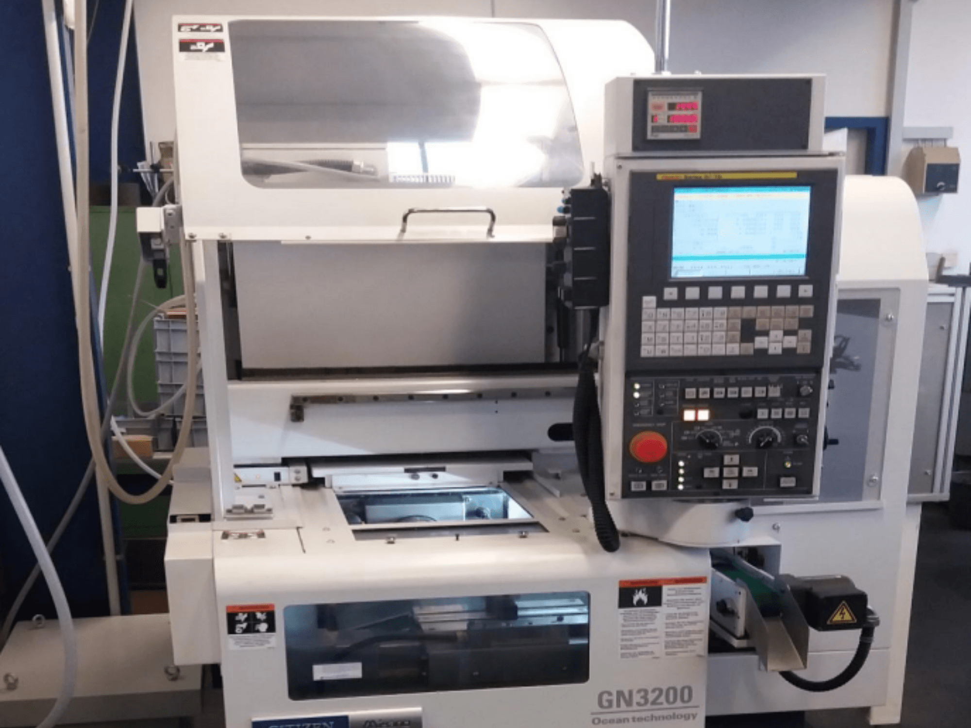 Tour horizontal Citizen MIYANO GN 3200, vue de face, présentant le panneau de commande et les composants opérationnels.