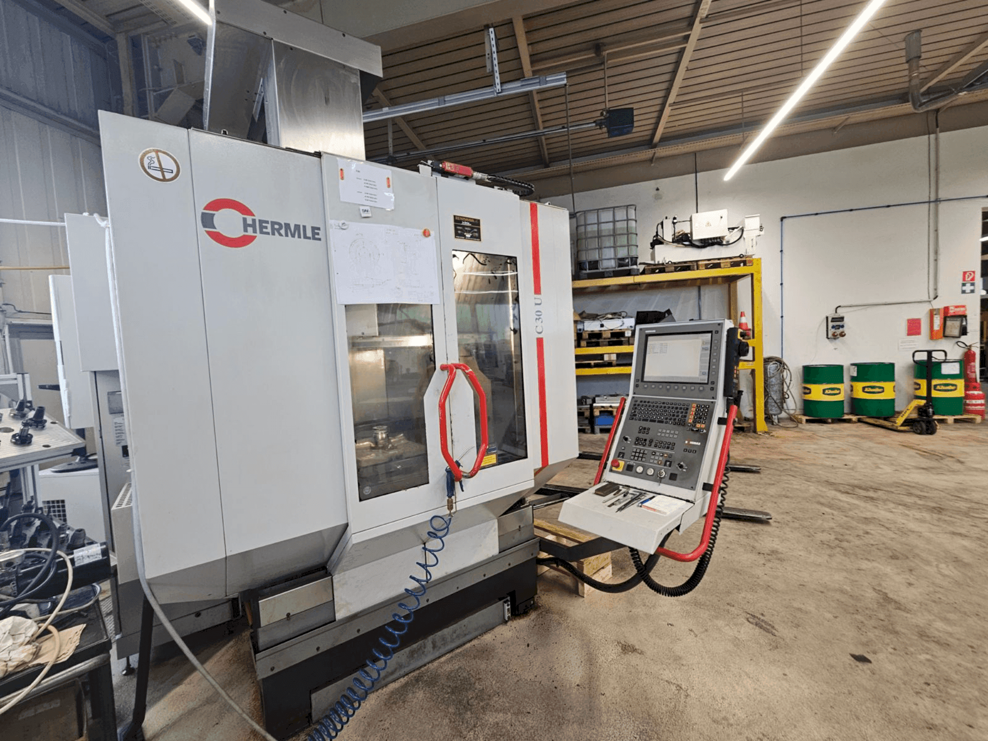 Vue de face de la machine HERMLE C 30 U