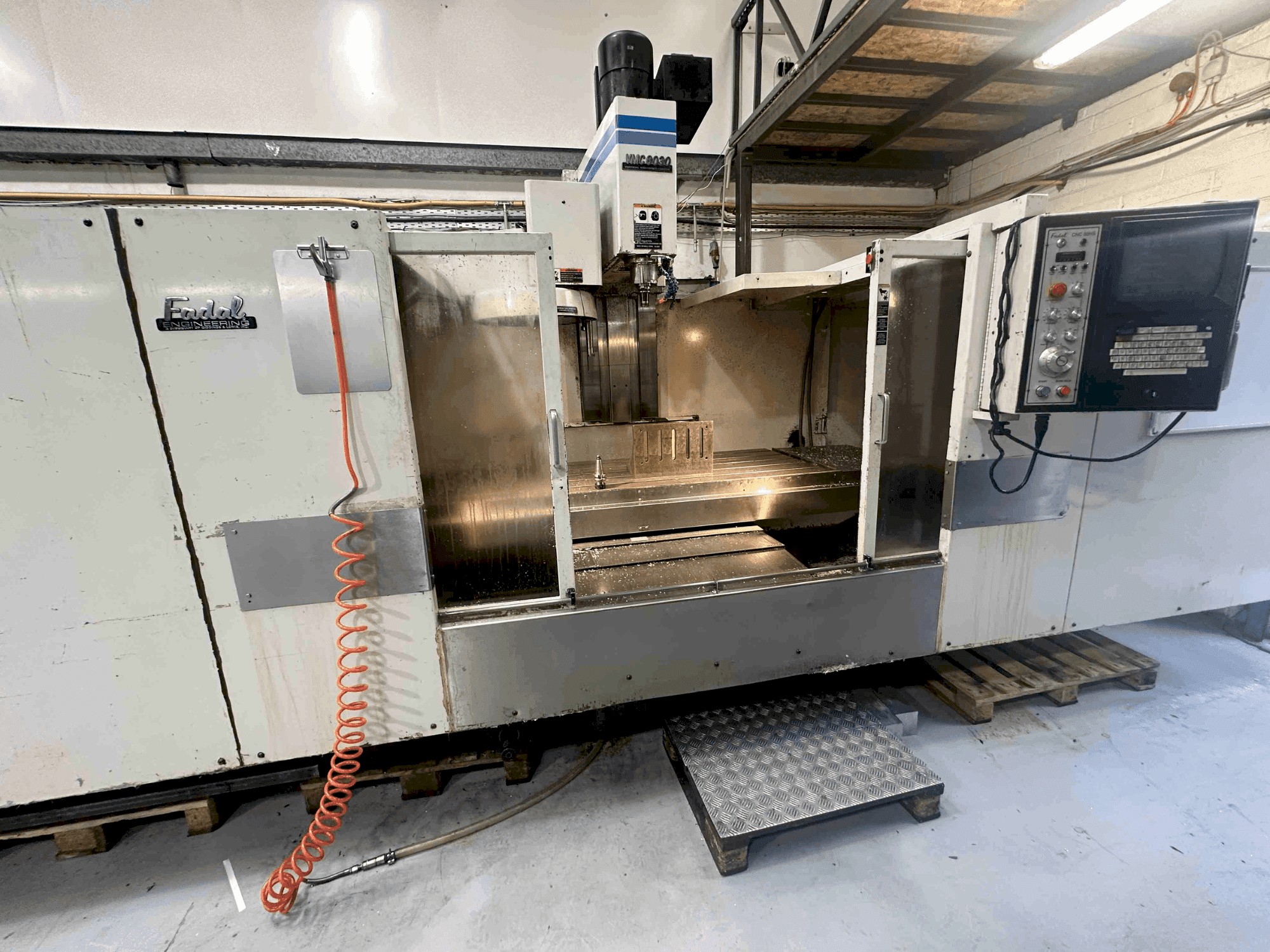 Vue de face de la machine FADAL VMC8030HT