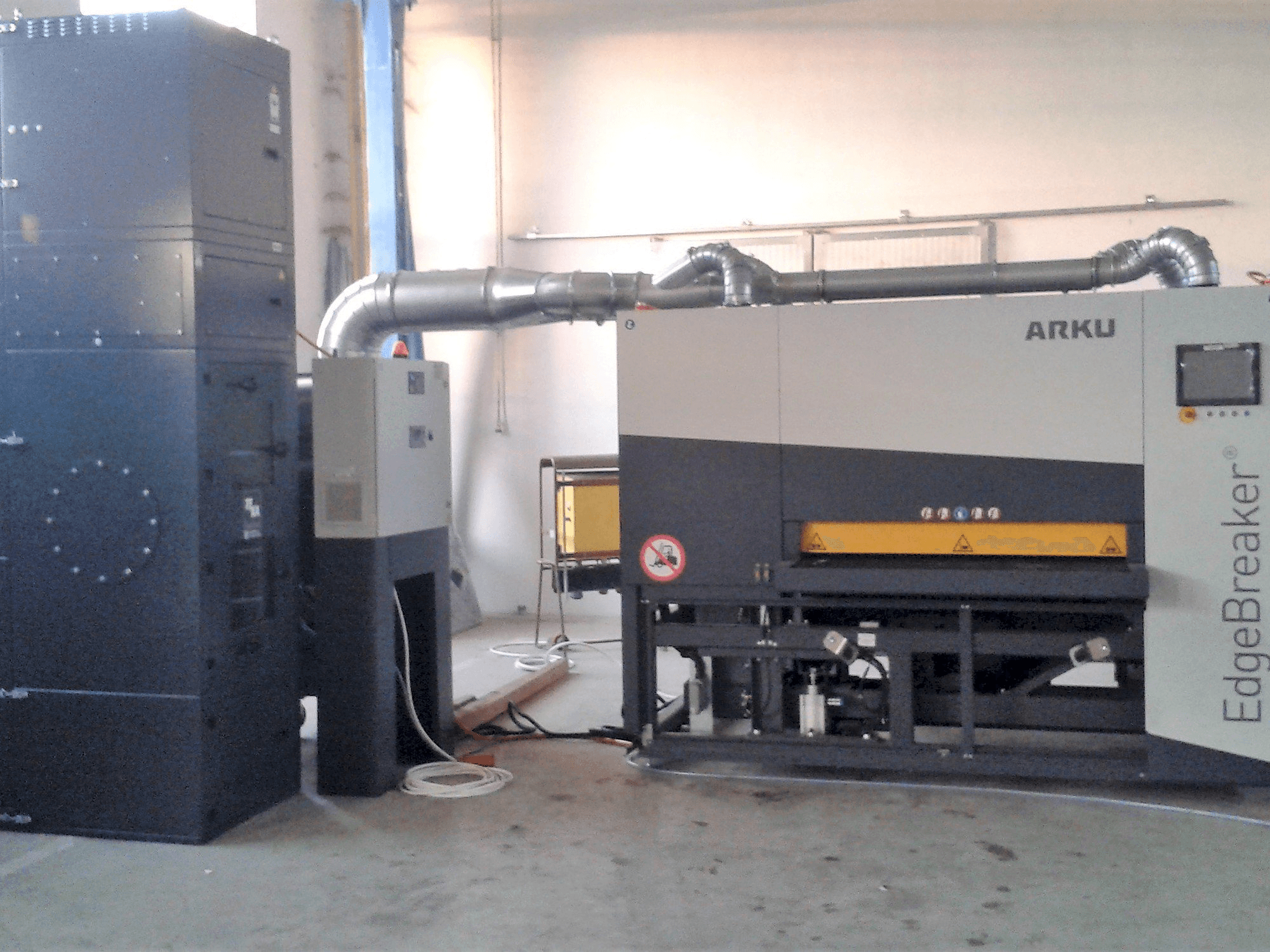 Vue de face de la machine ARKU EdgeBreaker 4000