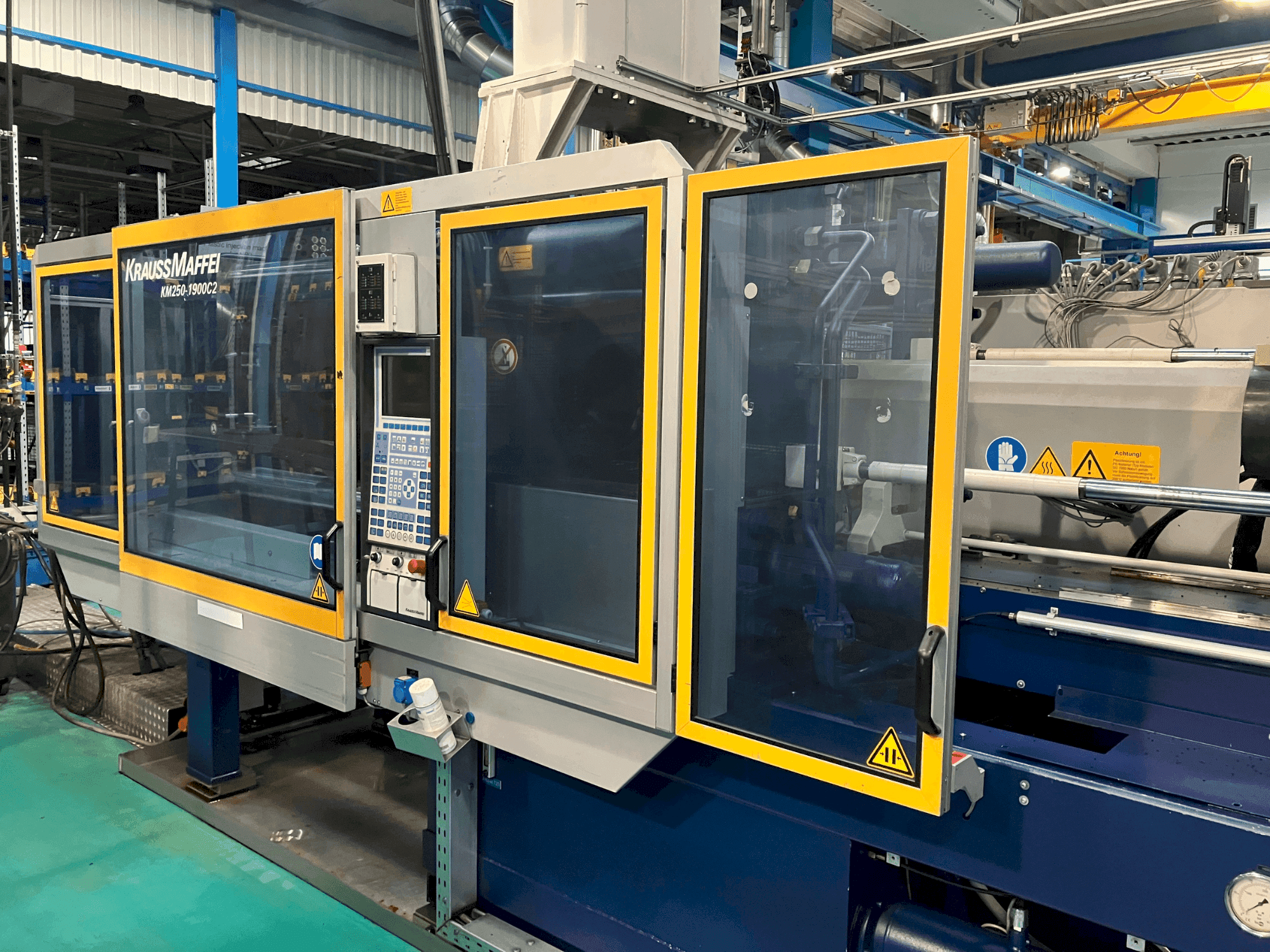 Vue de face de la machine Krauss Maffei 250-1900 C2 (2005)