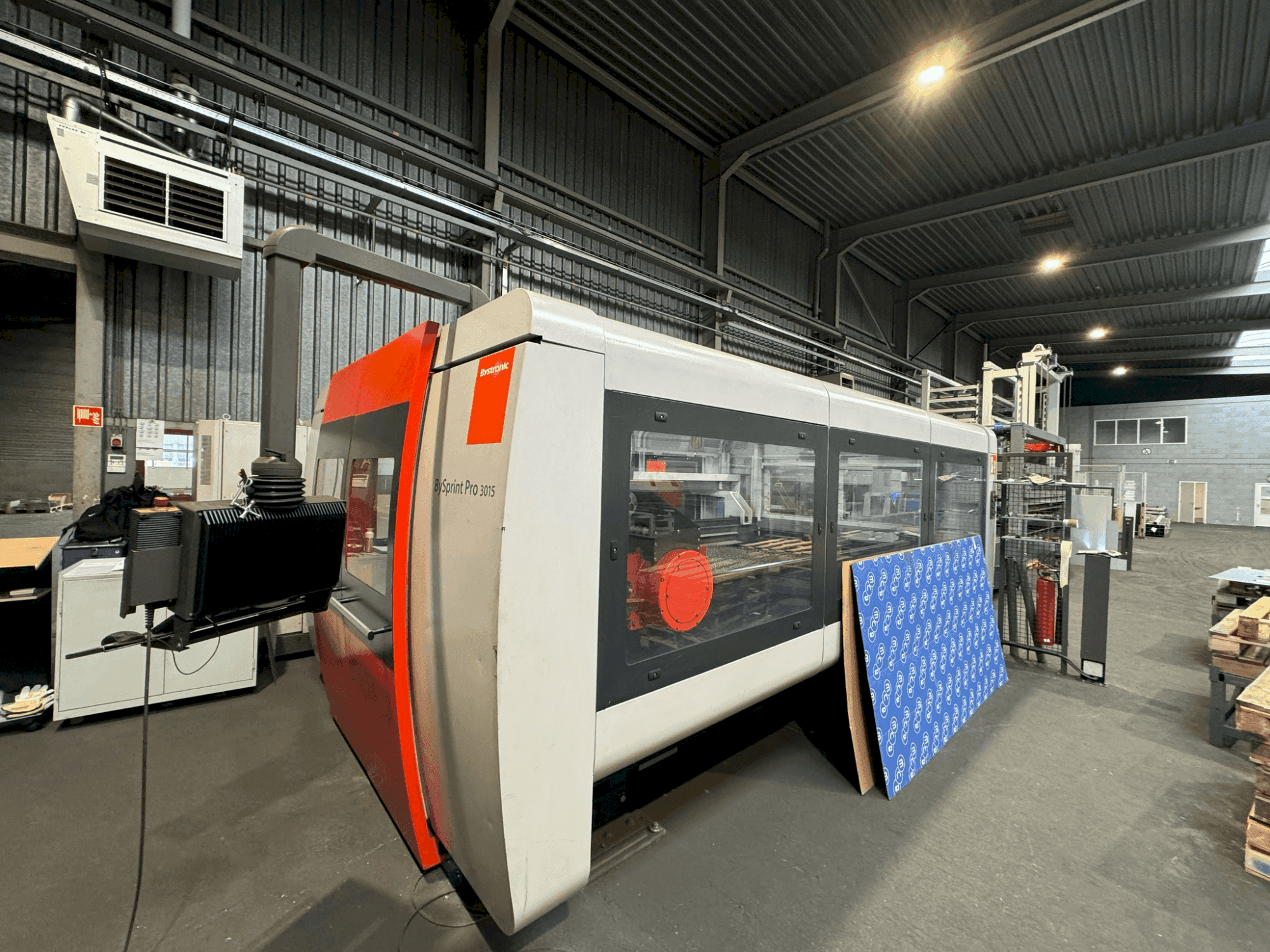 Vue de face de la machine Bystronic BySprint Pro 3015