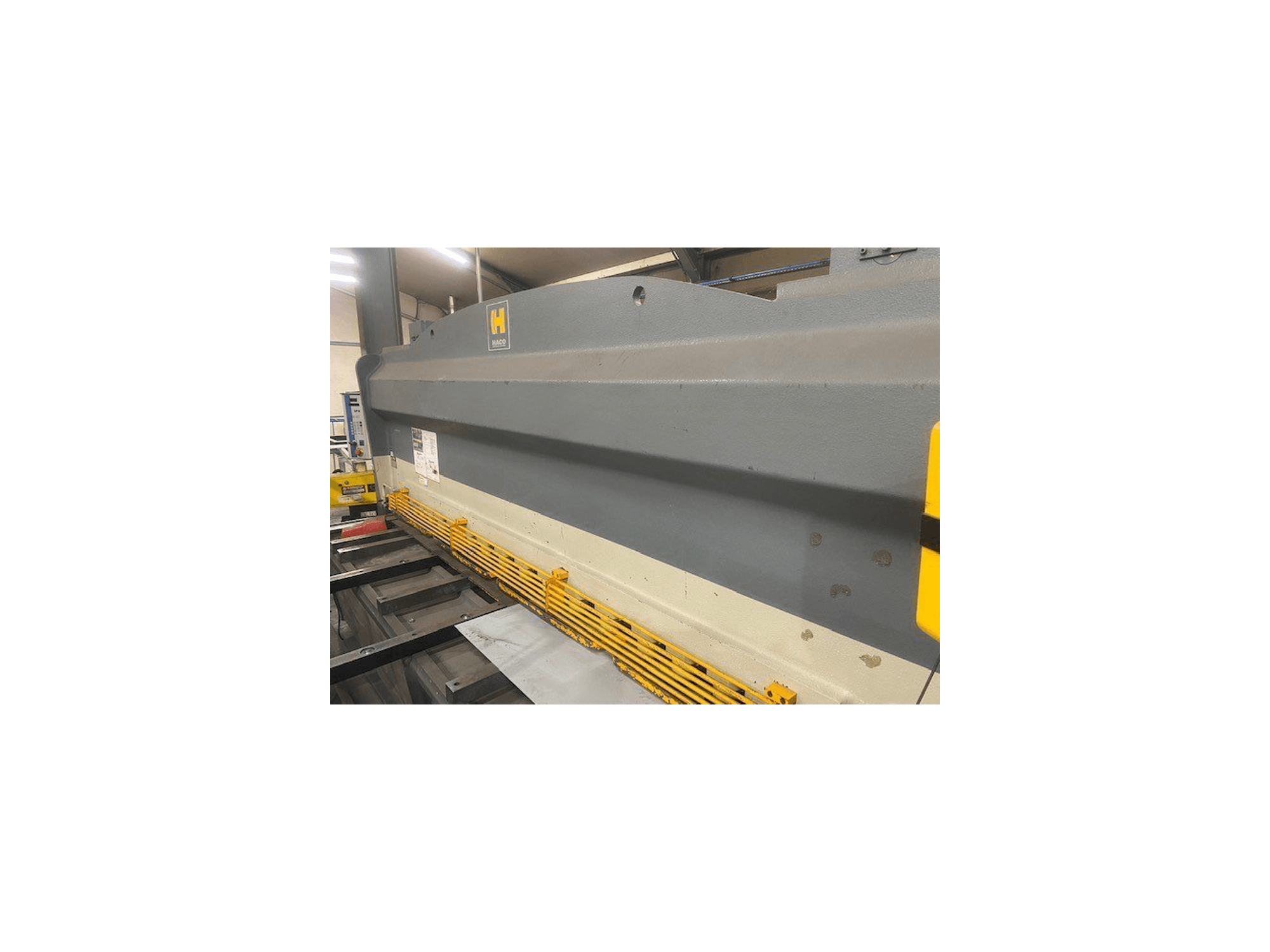 Vue de face de la machine HACO HSL