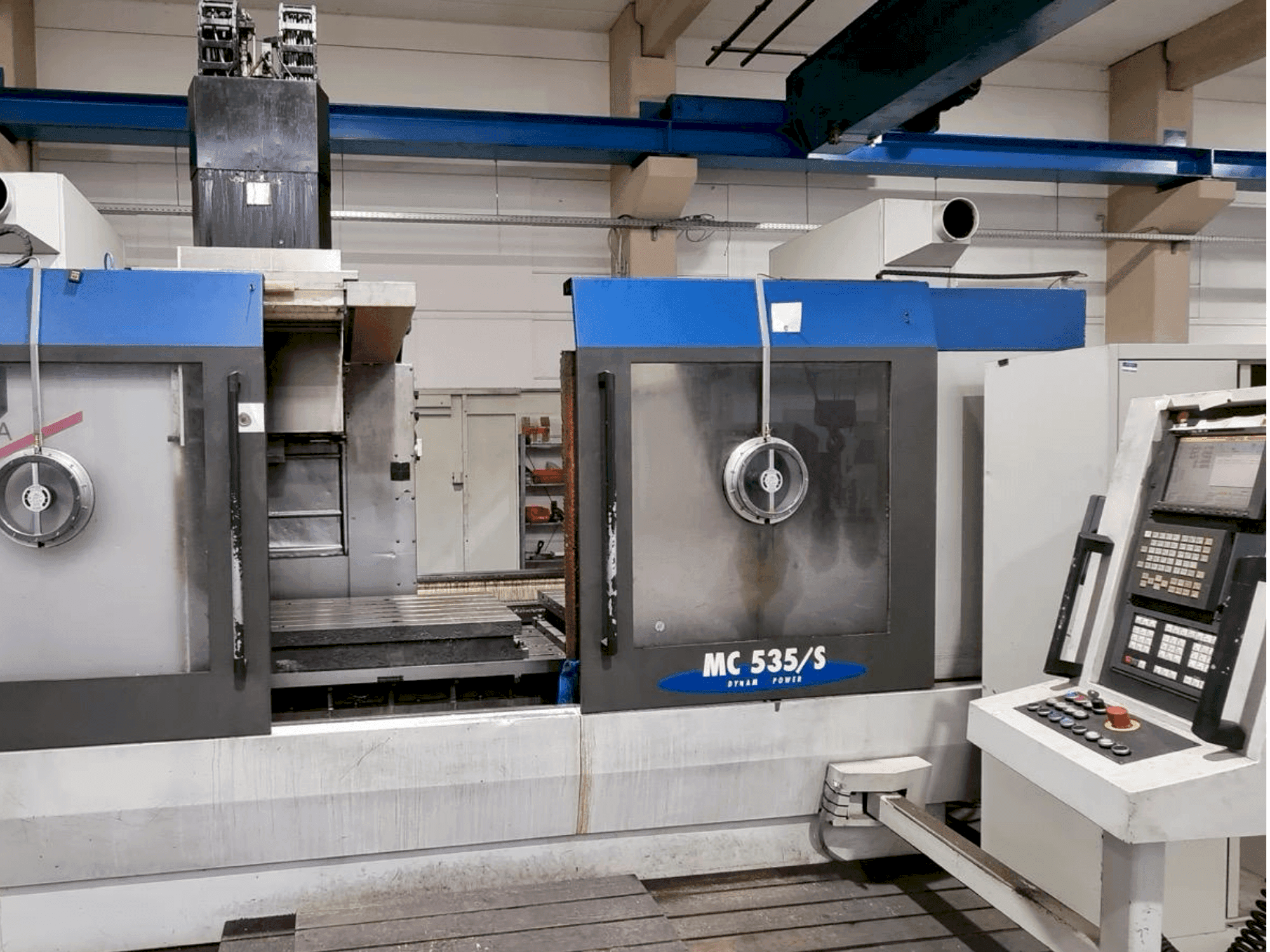 Vue de face de la machine STAMA MC 535