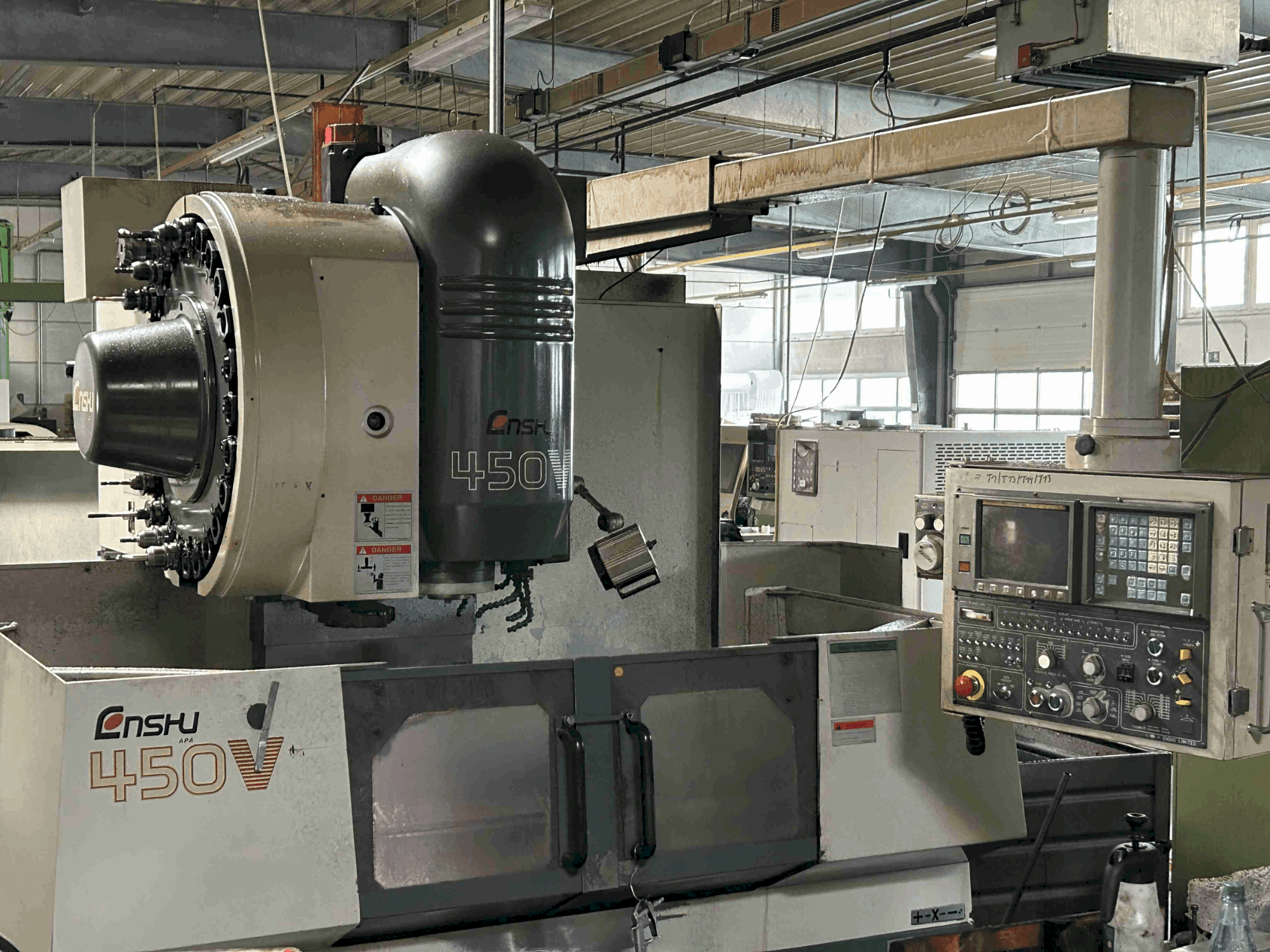 Vue de face de la machine Enshu 450 V