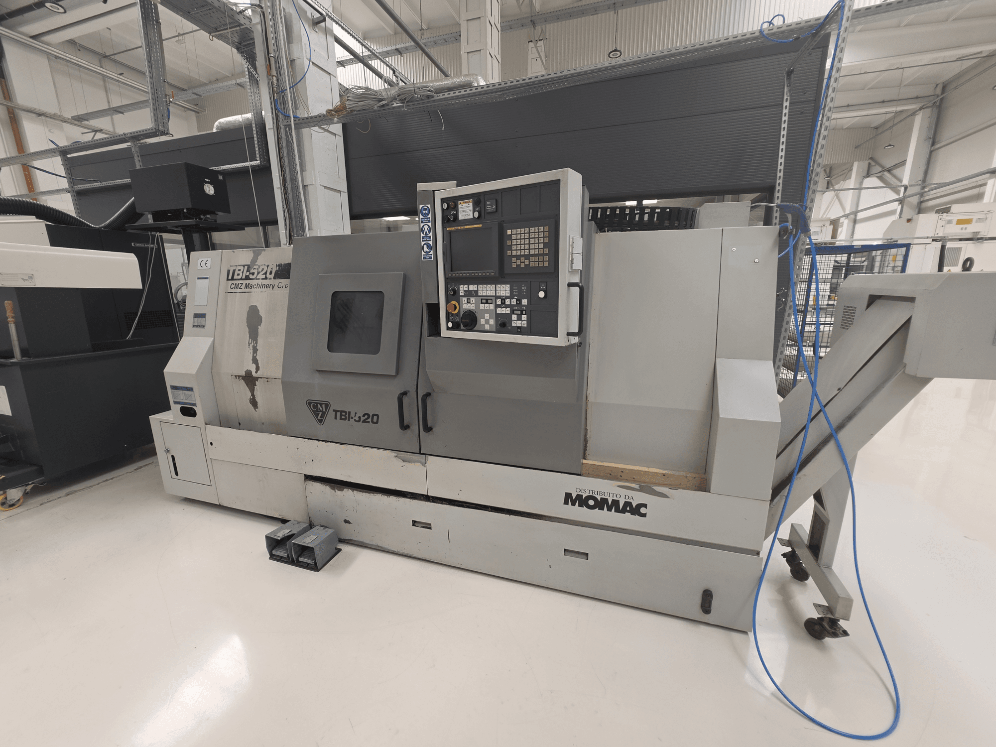 Tour horizontal CMZ TBI-520, vue de profil, montrant le tableau de commande et les détails de la machine dans un environnement industriel soigné.