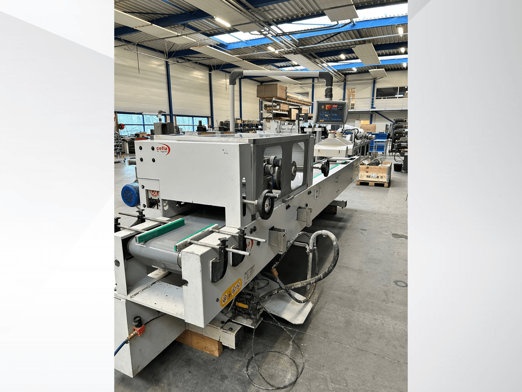 Vue de face de la machine à bois CEFLA Smartparquet MRF-2VS/300, mettant en évidence le panneau de commande et le convoyeur équipé de rouleaux verts.