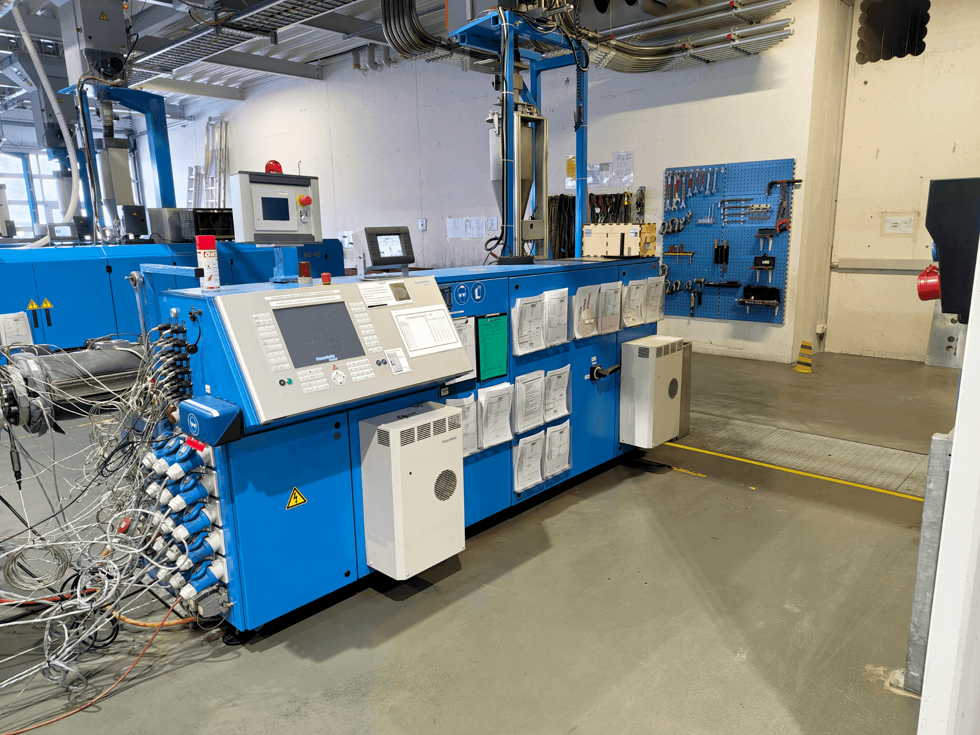 Vue de face de la machine Krauss Maffei KME 75-36 R AC