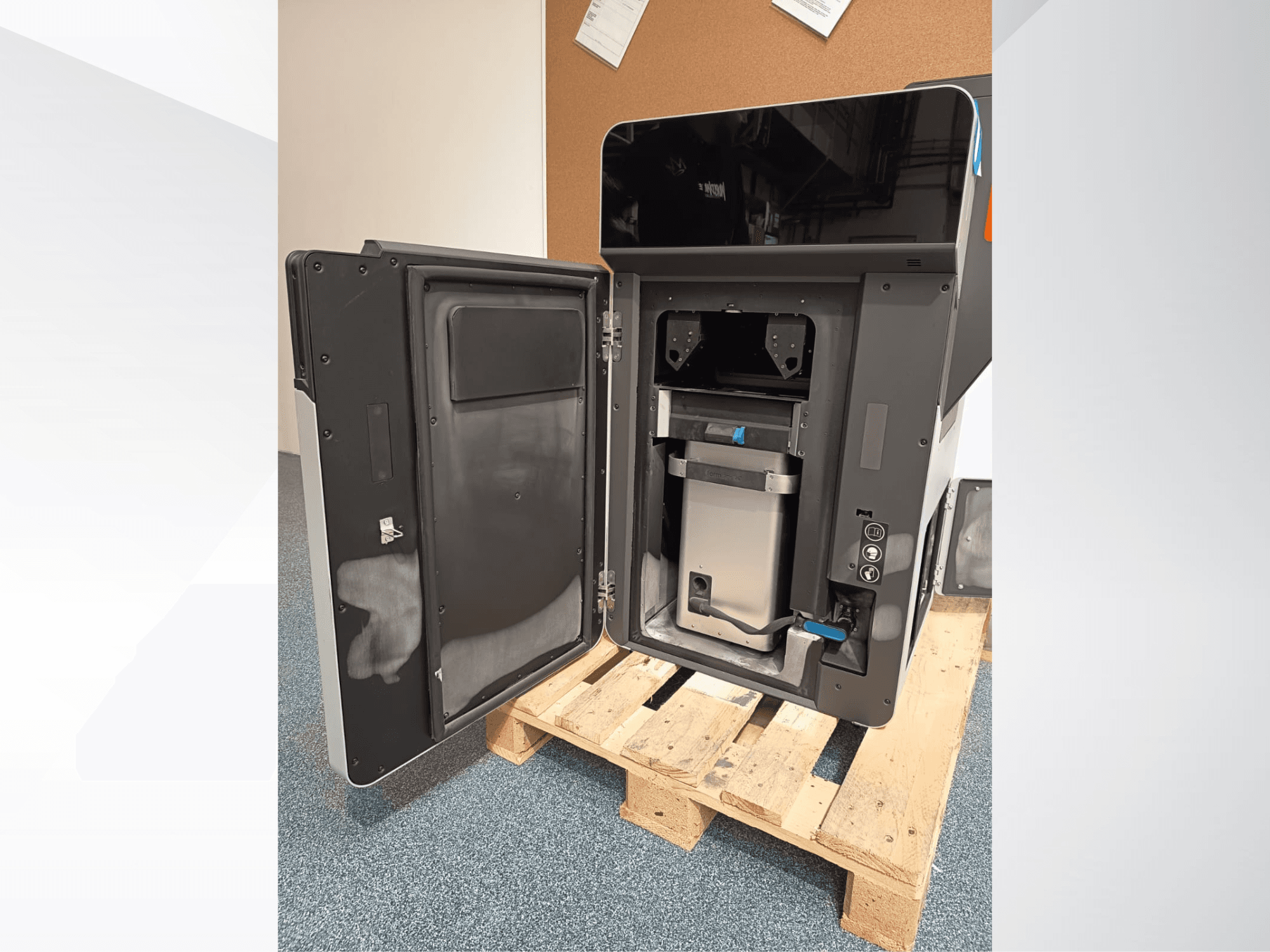 Imprimante 3D en plastique FORMLABS Fuse 1, vue latérale avec la porte ouverte révélant les composants internes et le panneau de commande.