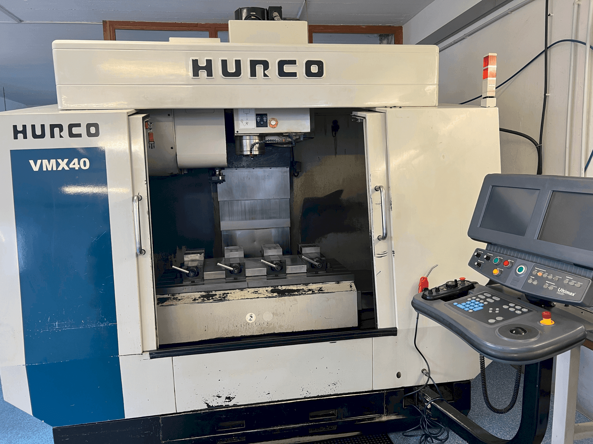 Vue de face de la machine Hurco VMX40