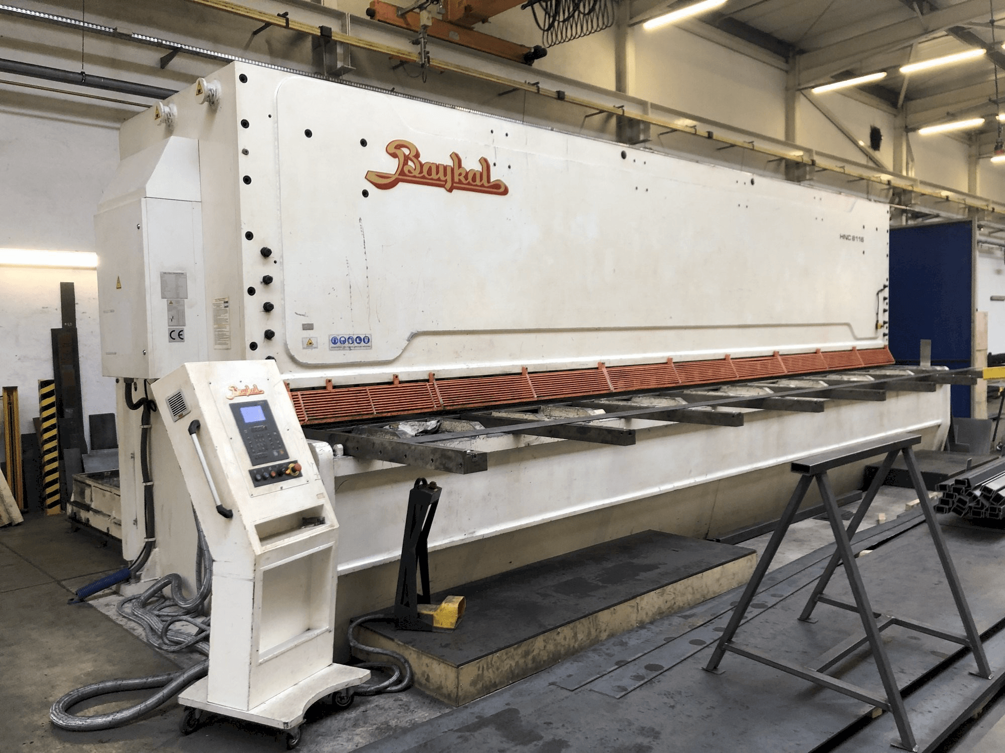 Vue de face de la machine Baykal HNC 8116