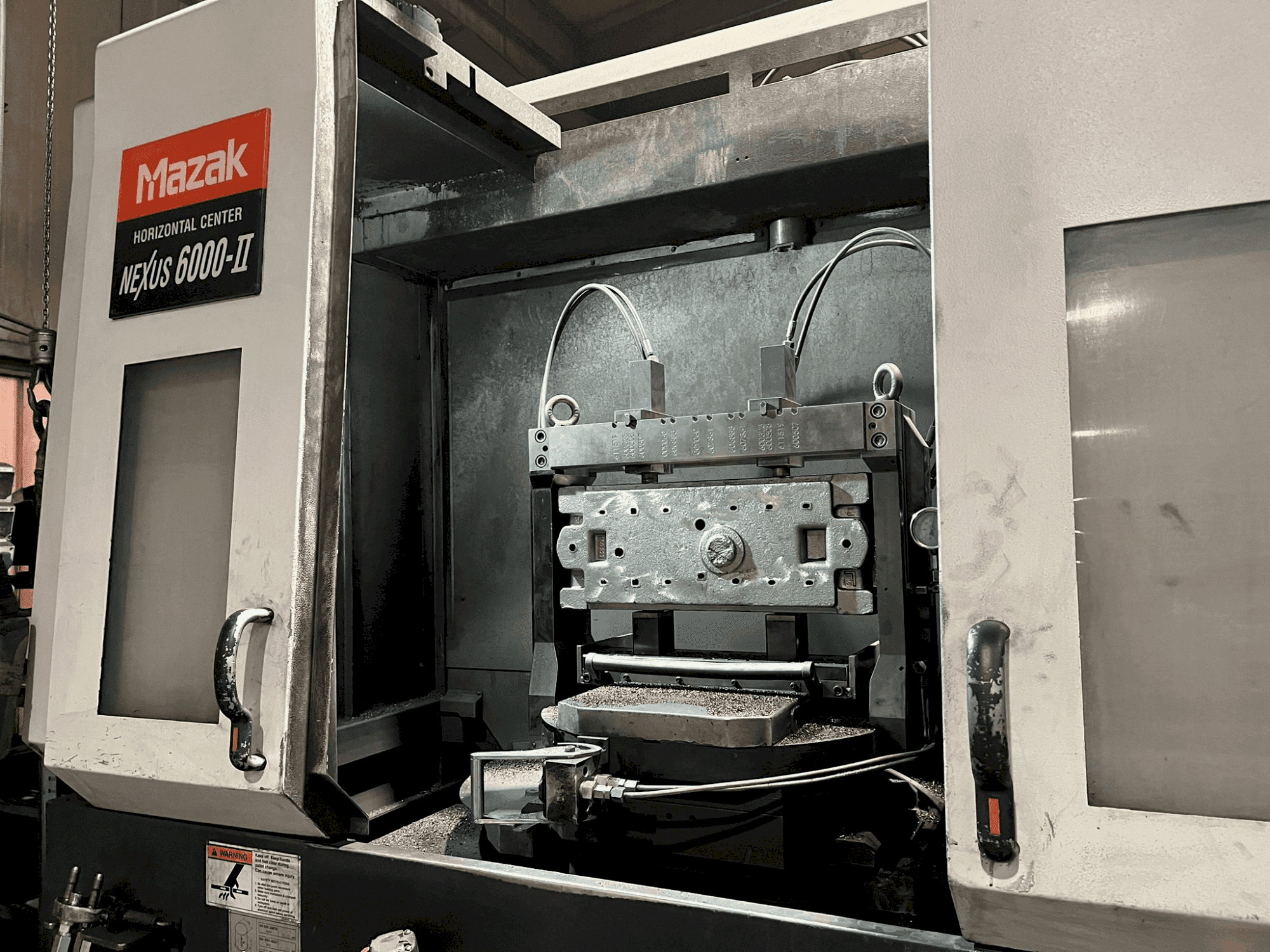Vue latérale de la machine Mazak HI Nexus 6000 II