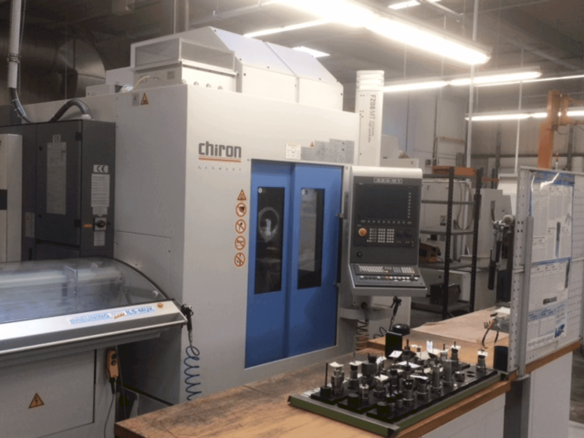 Vue de face de la machine CHIRON FZ08 MT (2011)