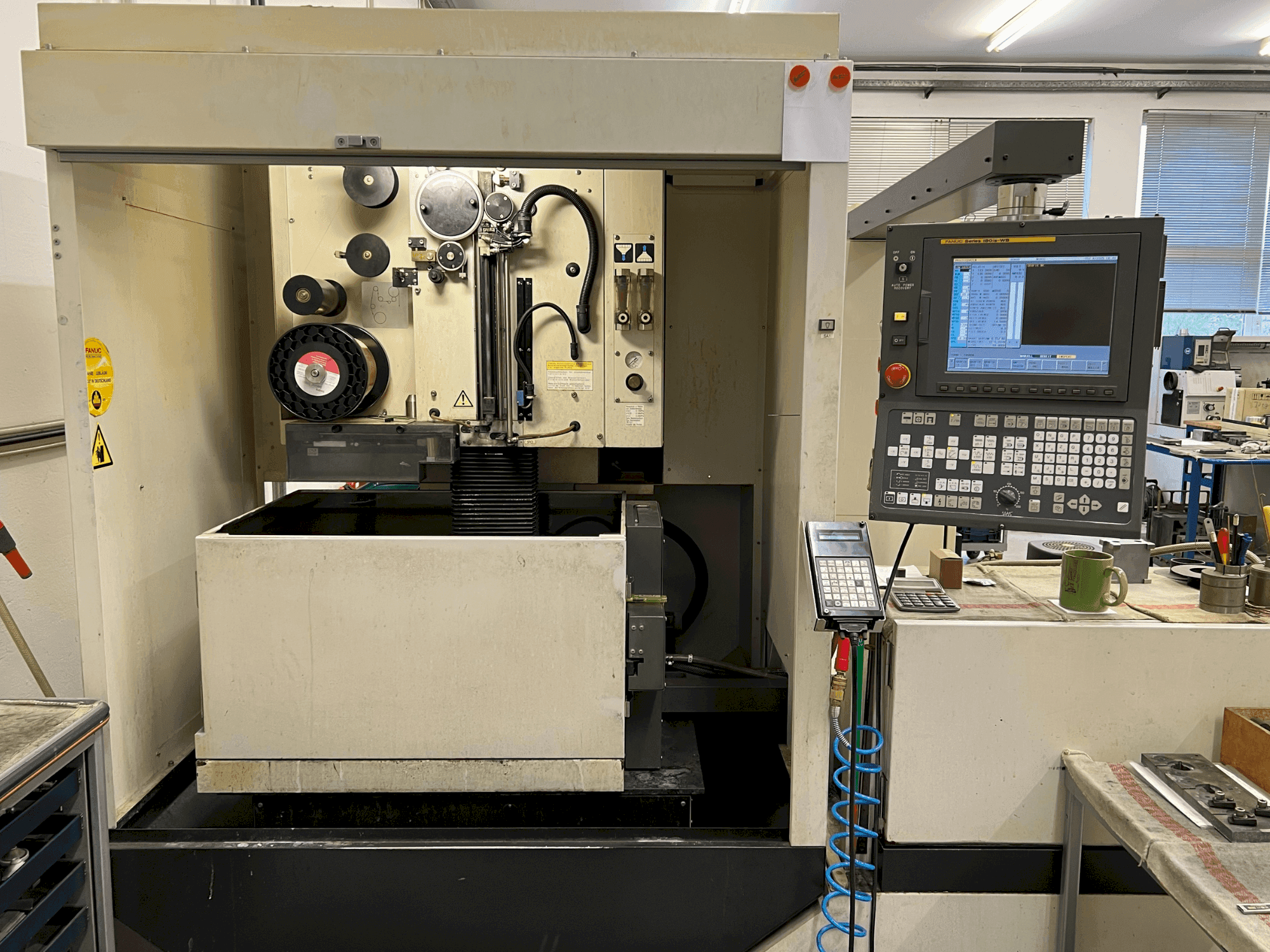 Vue de face de la machine FANUC Alpha-0iC