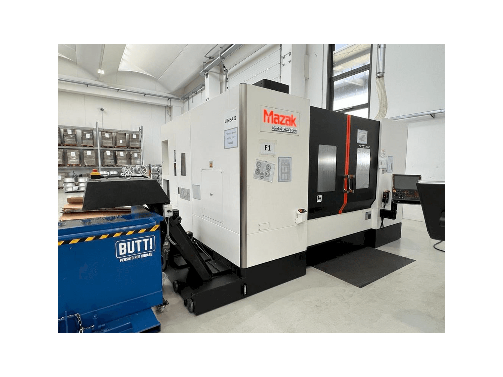 Vue de face de la machine Mazak VTC 760