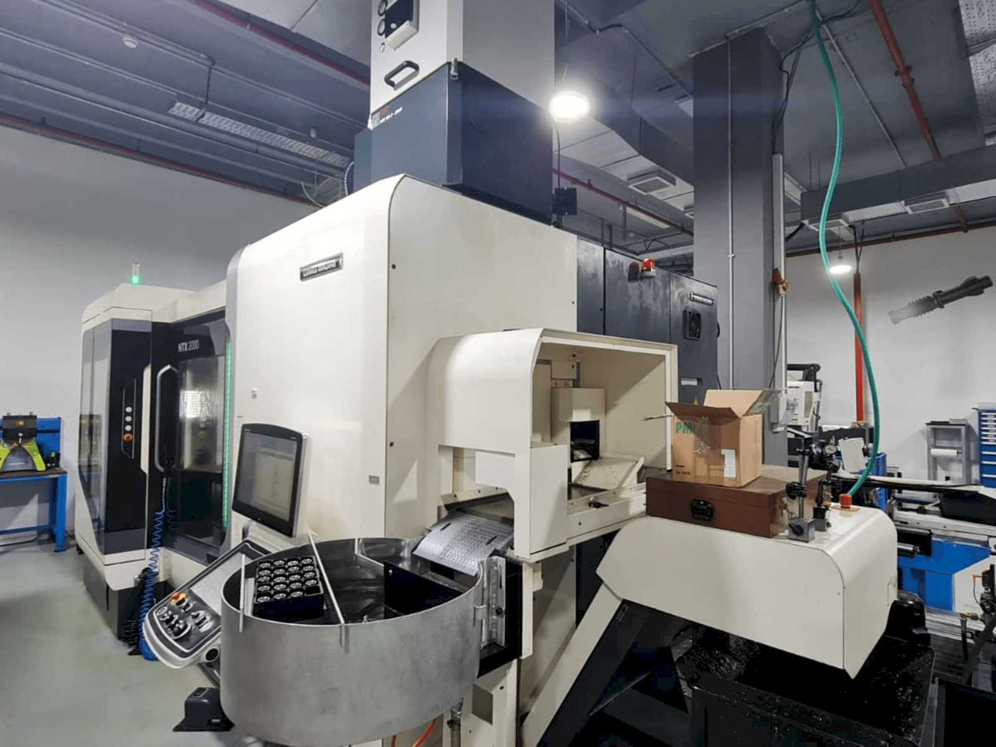 Vue latérale droite de la machine DMG MORI NTX2000/1500SZ