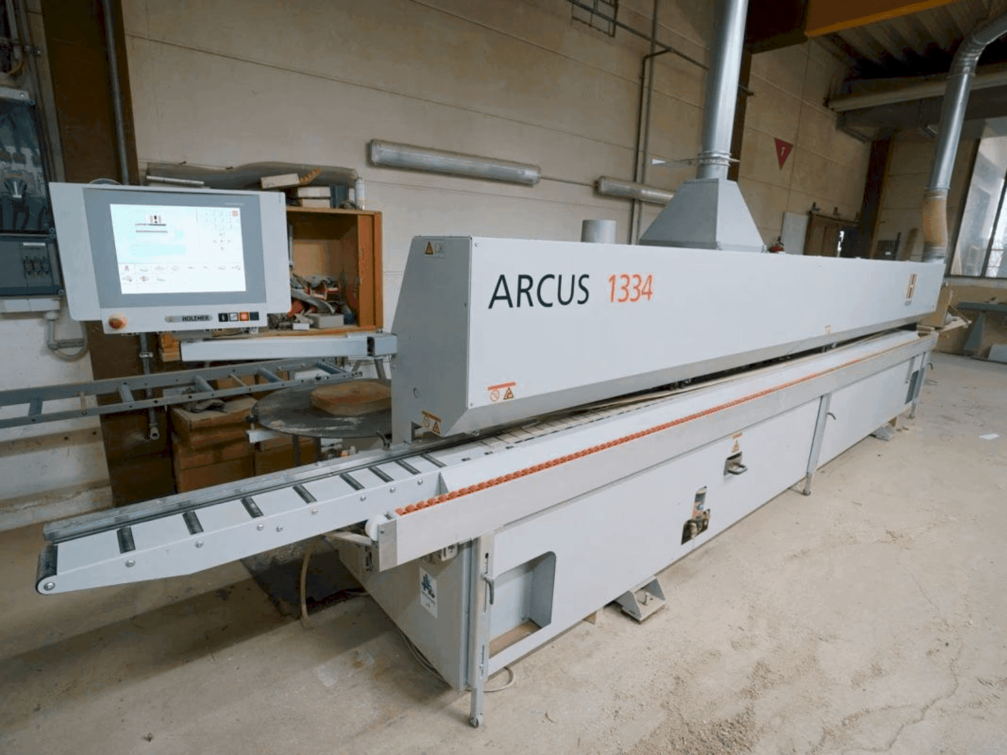 Vue de face de la machine HOLZHER ARCUS 1334 FV2